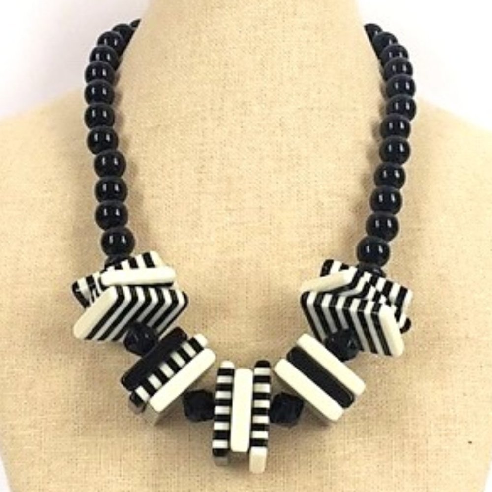 WOW! Vintage Black White Sandwich Lucite Necklace